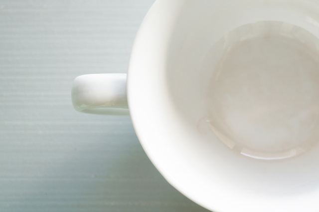 気がついたらマグカップに汚れが！？茶渋汚れにはあのお掃除アイテムが便利！