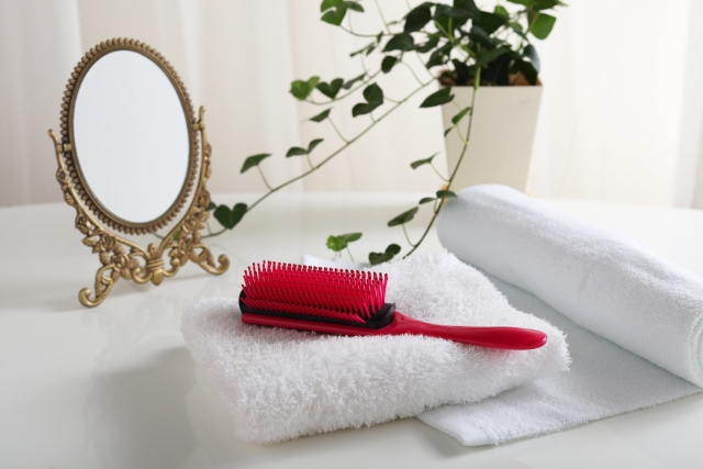 ヘアブラシのお手入れしていますか？お手入れ方法は素材別に異なったアプローチを！
