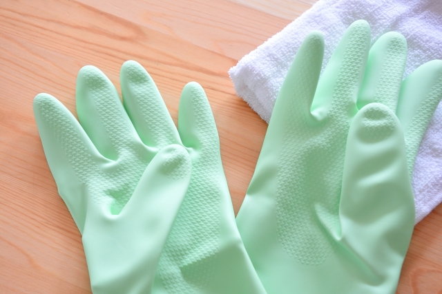 ゴム手袋は泡スプレーでキレイに！洗いにくい内側にも効果的
